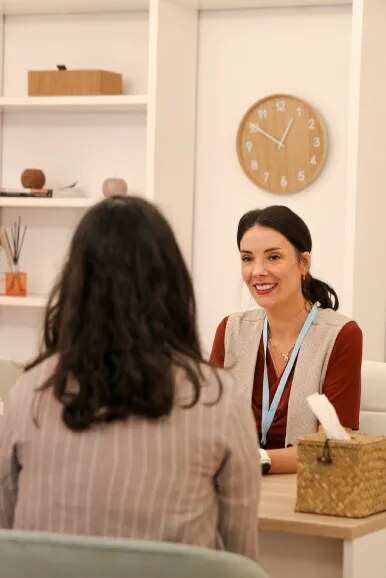 Psicóloga atendiendo a una paciente en consulta