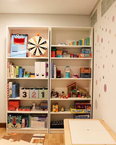 Sala de terapia infantil con materiales de juego