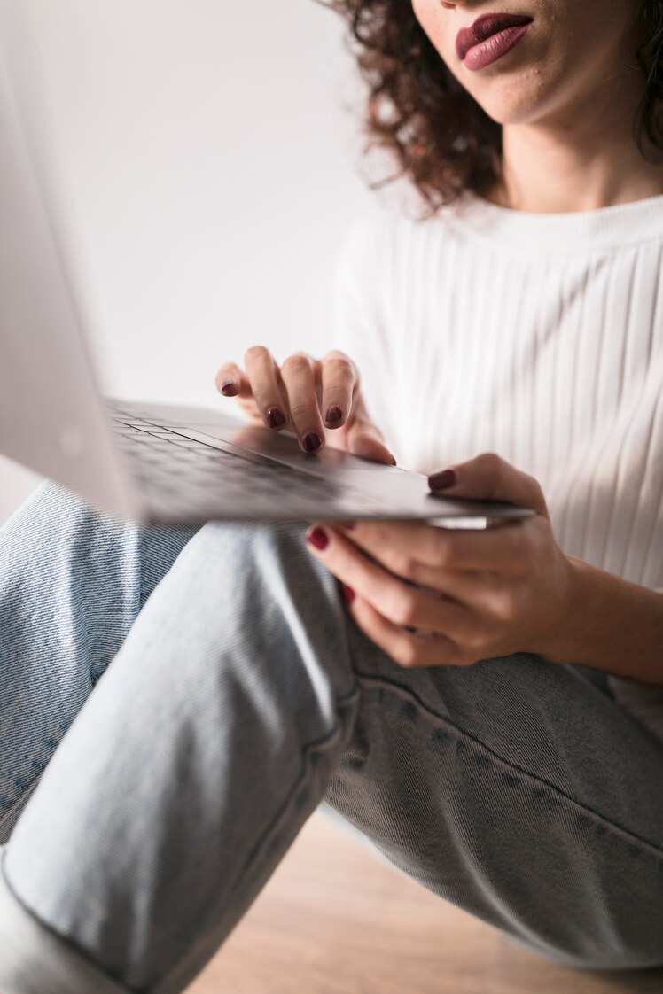 Persona en sesión de terapia online con un portátil