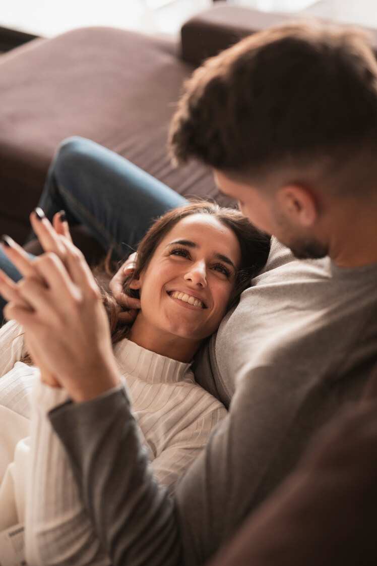 Pareja abrazada en el sofá