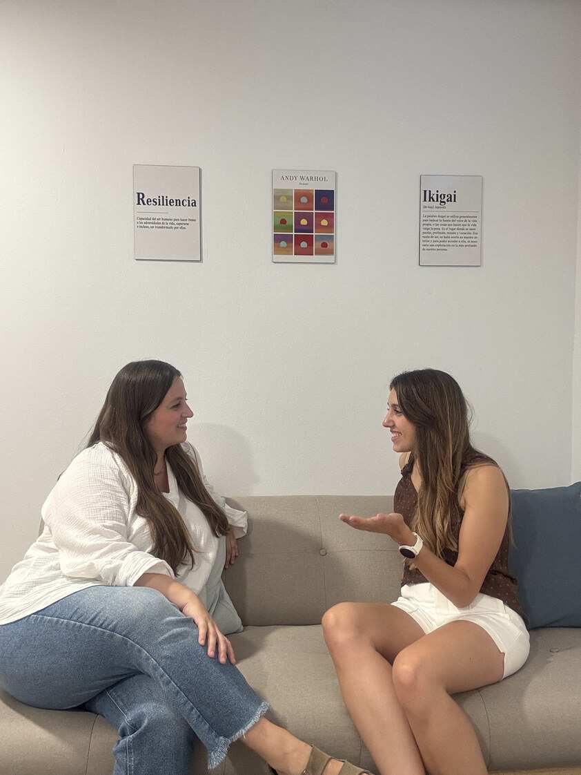 Dos psicólogas conversando en la clínica